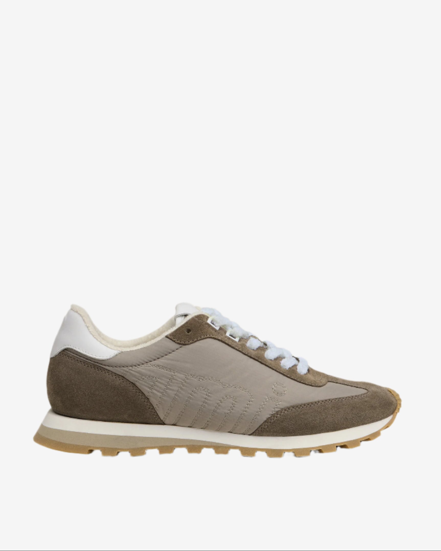 Sneaker with a beige and brown design on a light beige background