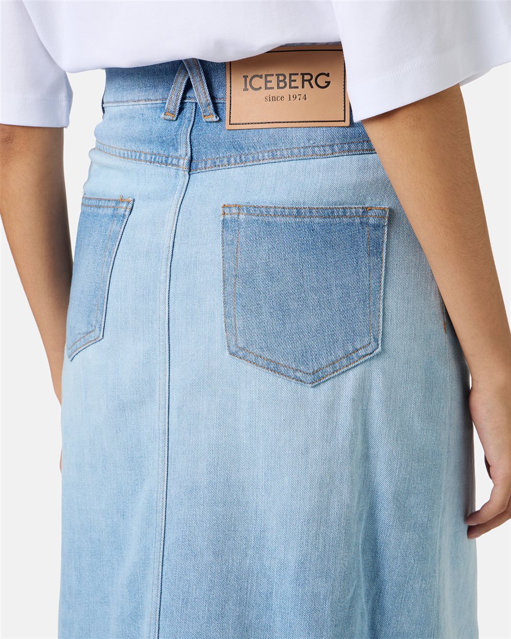Denim skirt with regular waist and loose fit