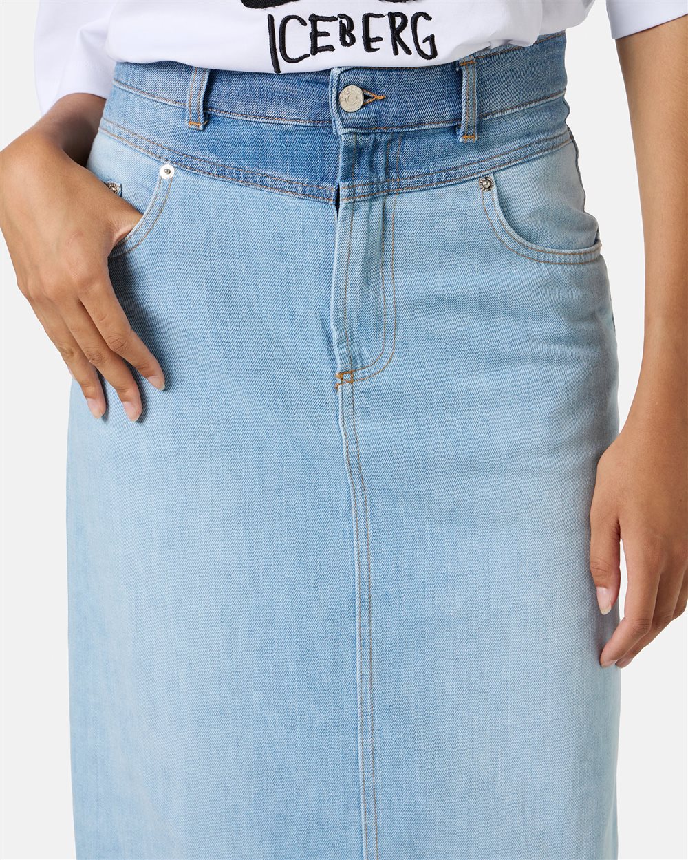 Denim skirt with regular waist and loose fit