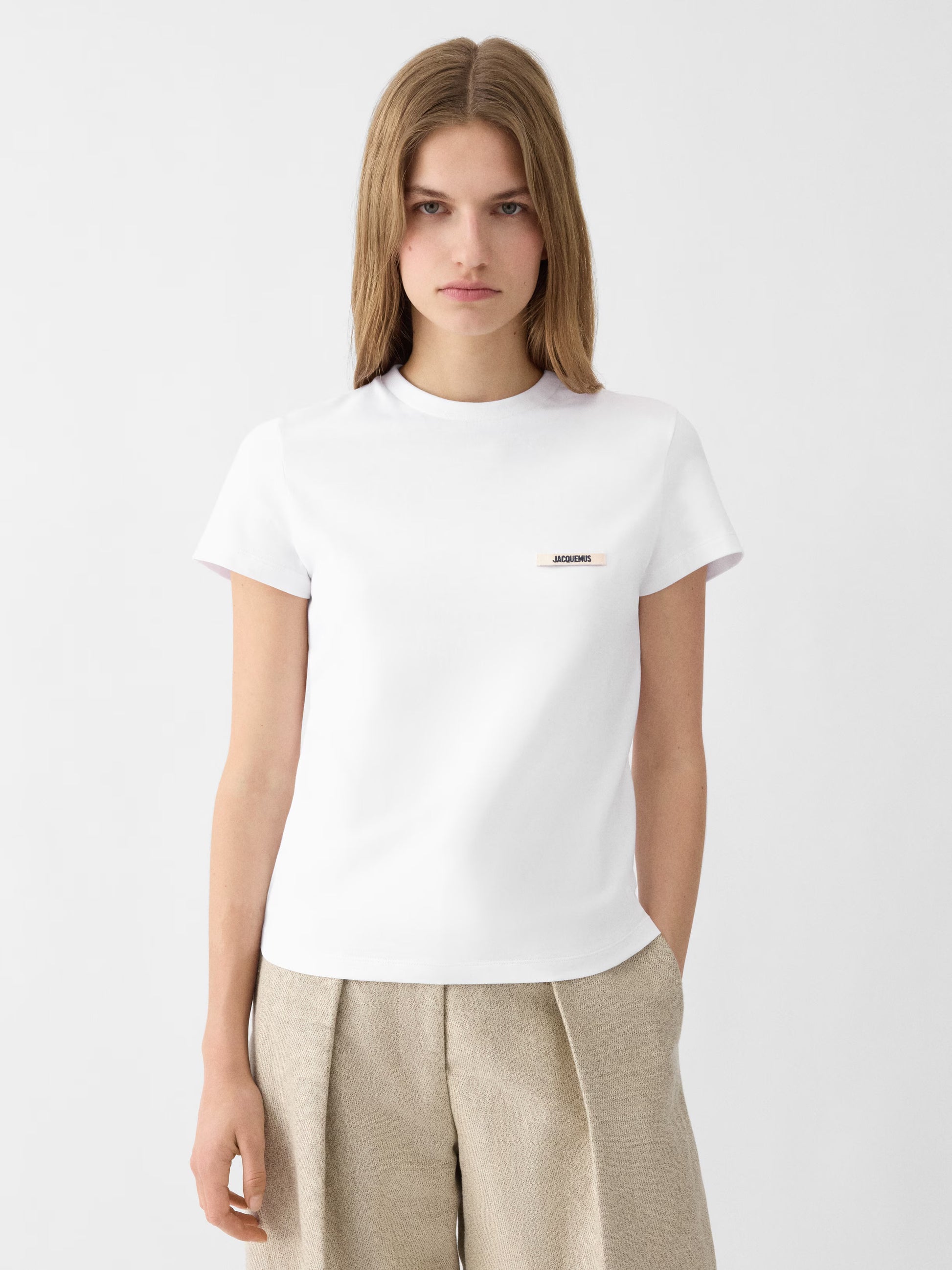 White t-shirt with a small logo on a white background JACQUEMUS