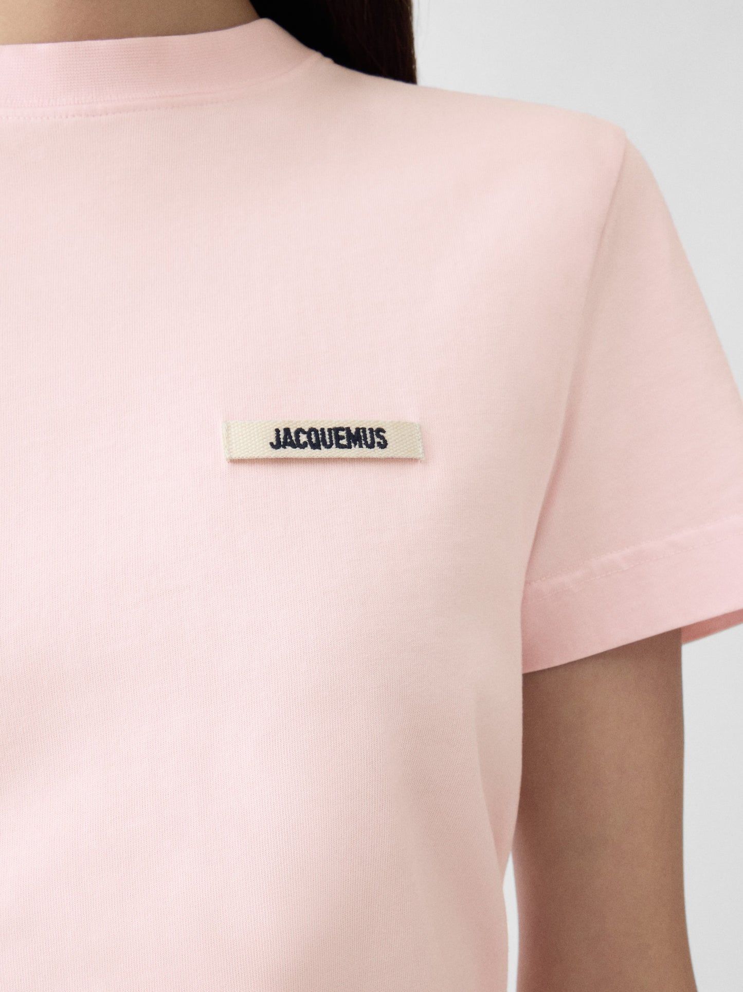 Pink t-shirt with a small logo on a white background JACQUEMUS