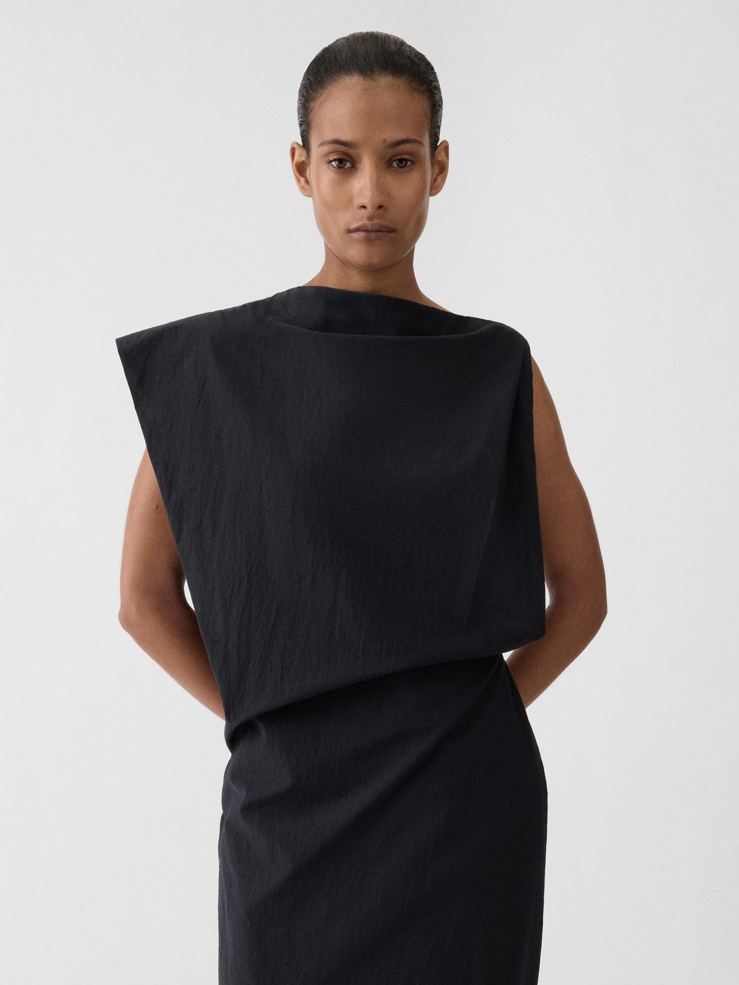 Black one-shoulder dress on a white background JACQUEMUS