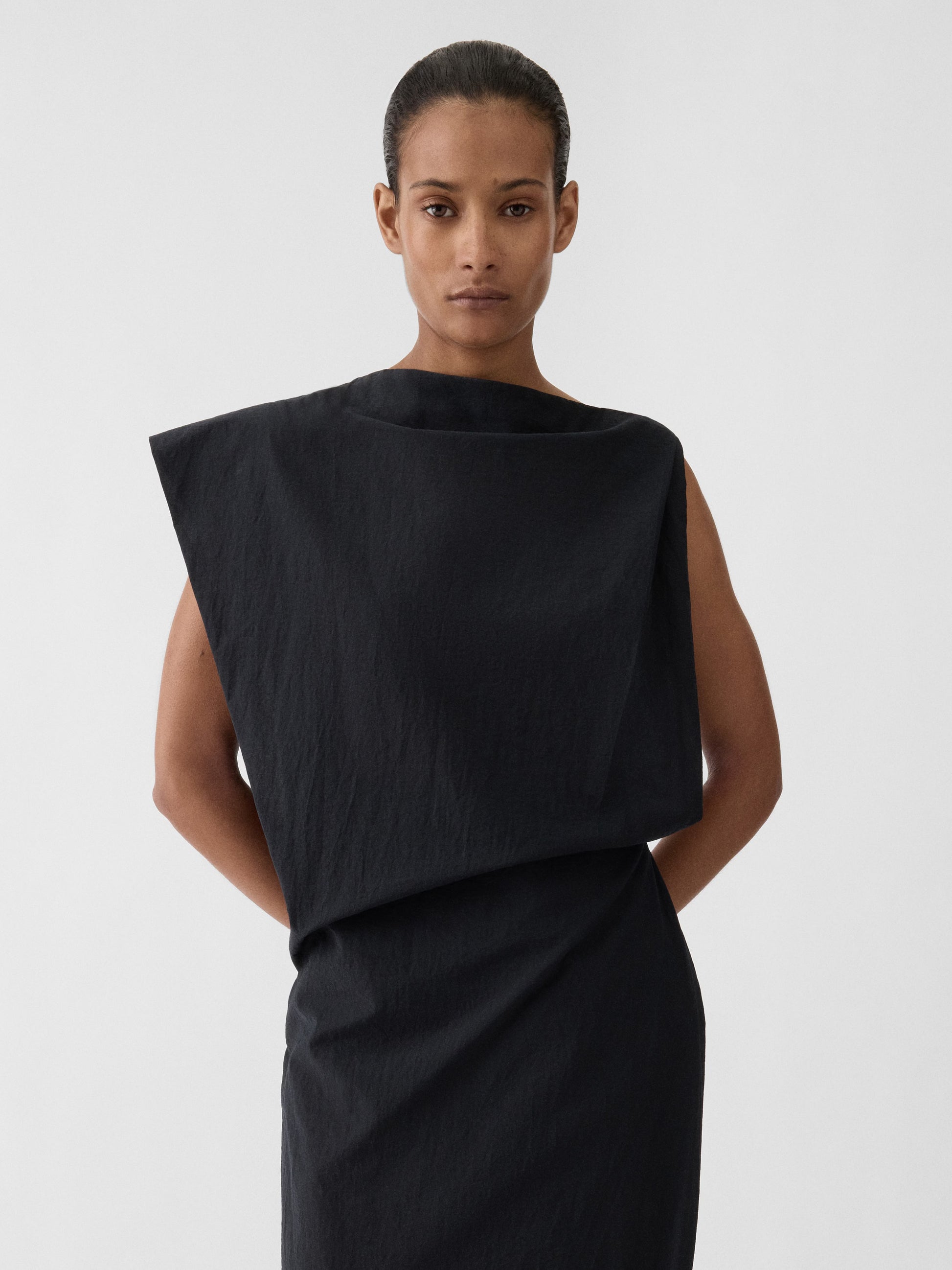 Black one-shoulder dress on a white background JACQUEMUS