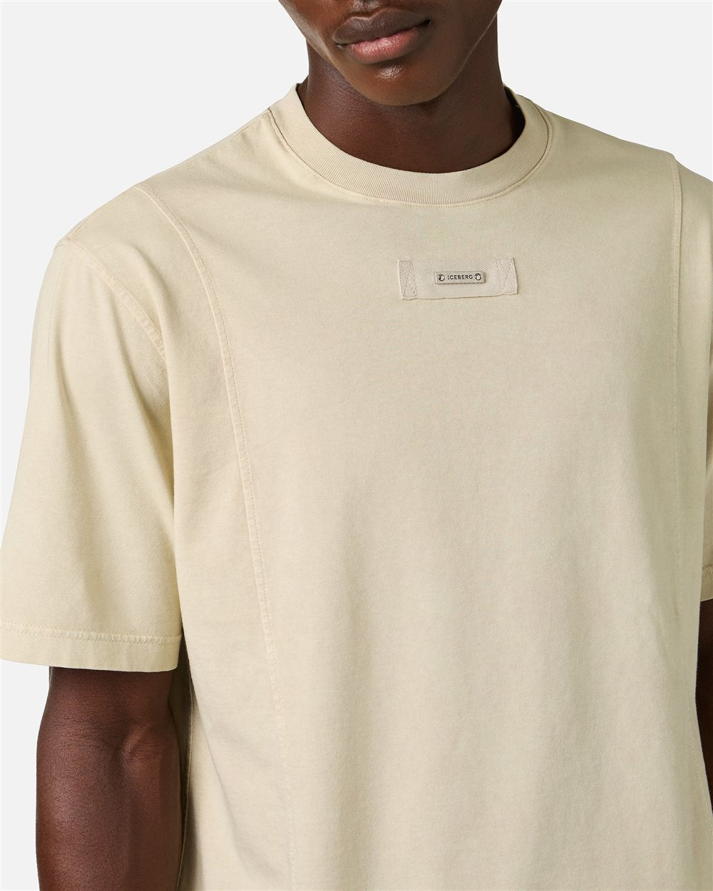 Regular fit beige T-shirt in cotton jersey with branded plaque