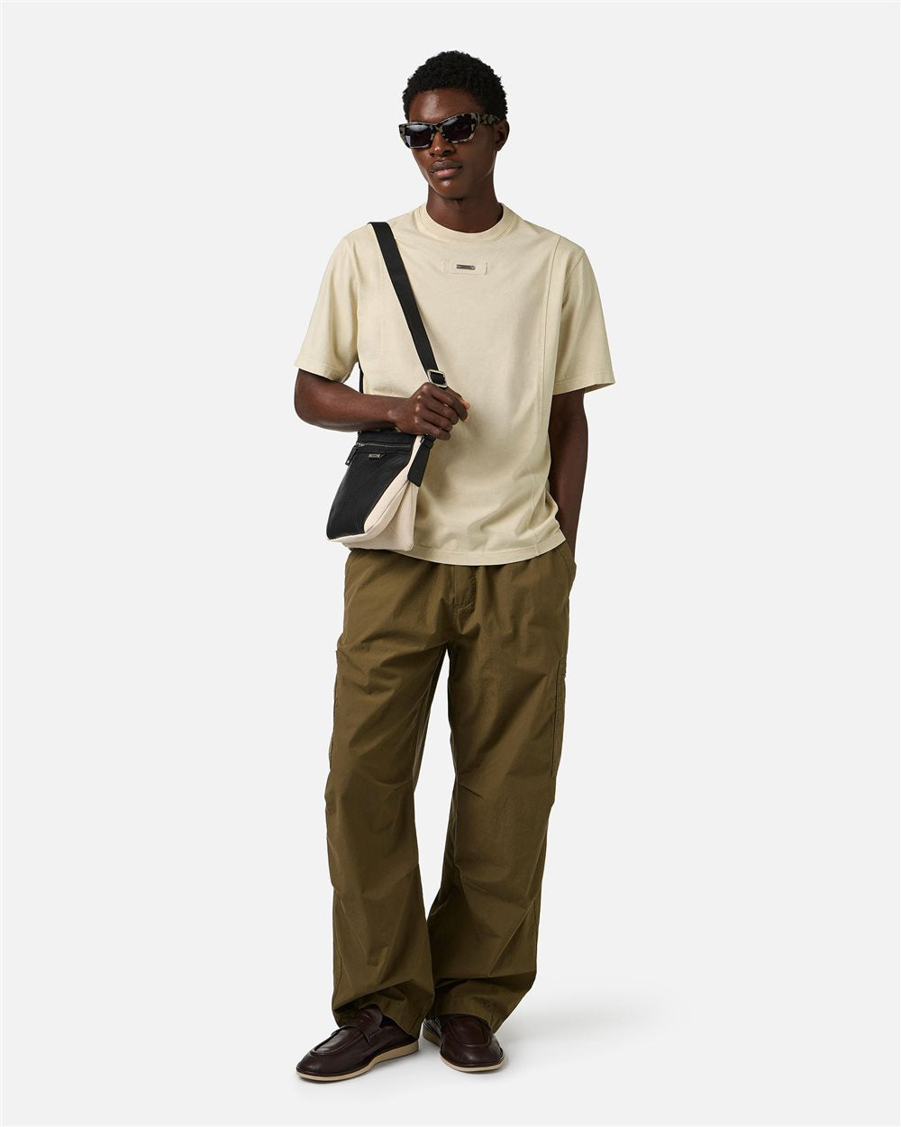 Regular fit beige T-shirt in cotton jersey with branded plaque