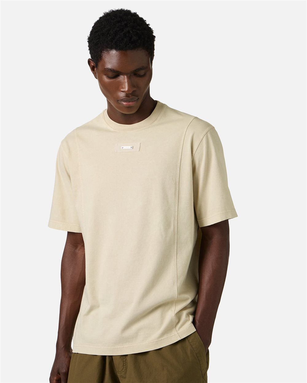 Regular fit beige T-shirt in cotton jersey with branded plaque