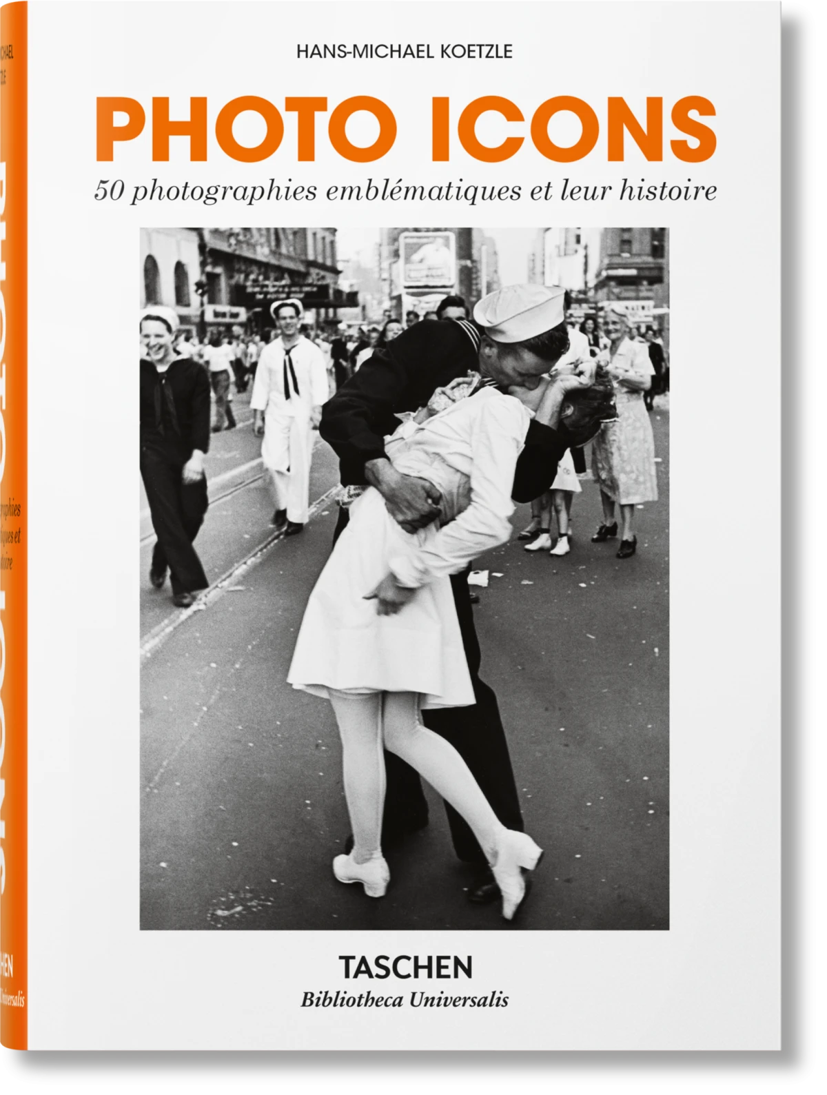 Book cover of 'Photo Icons' by Hans-Michael Koetzle with a black and white photograph of a couple embracing on a city street.