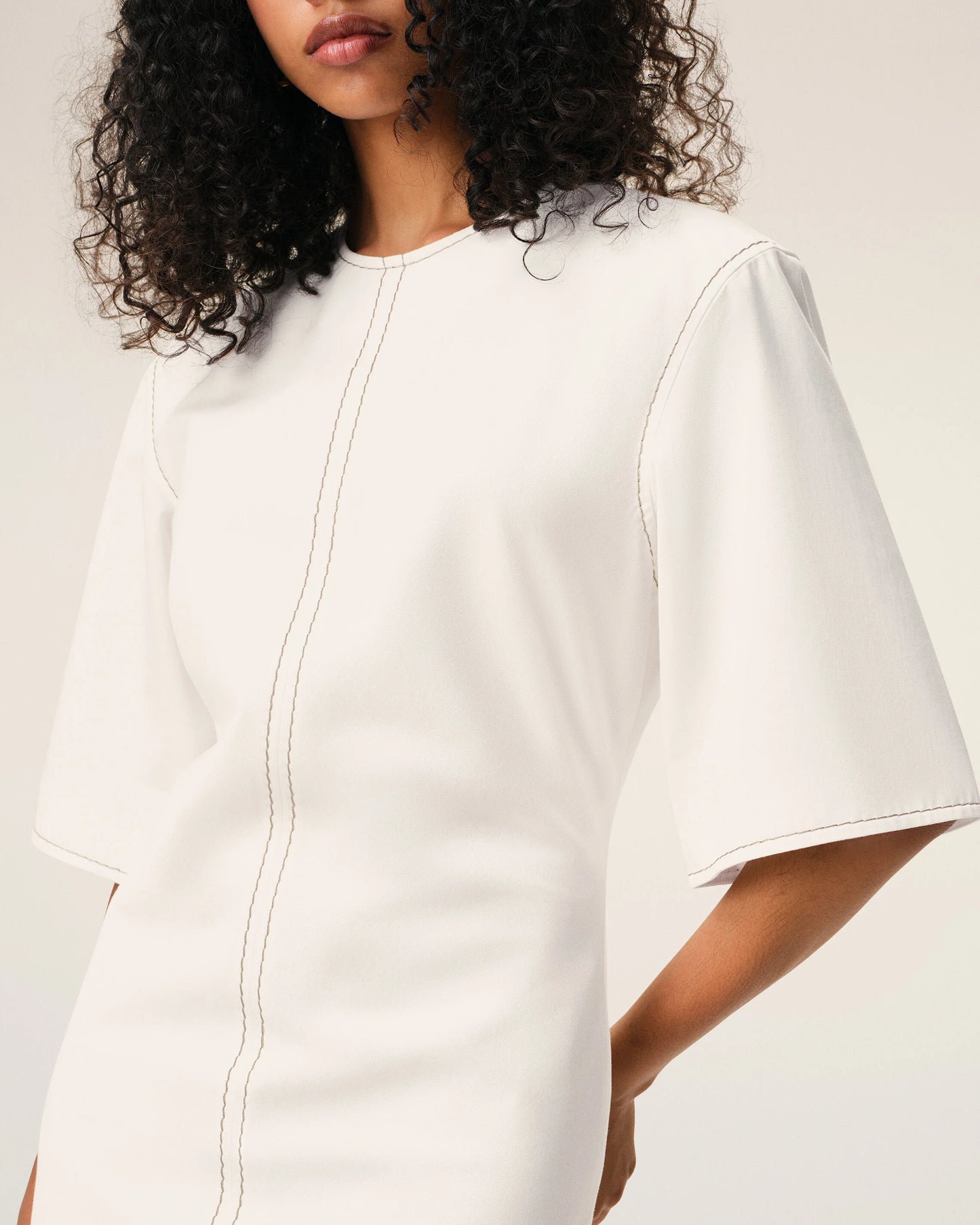 Long dress in light cotton gabardine with short sleeves and bold contrasted topstitches