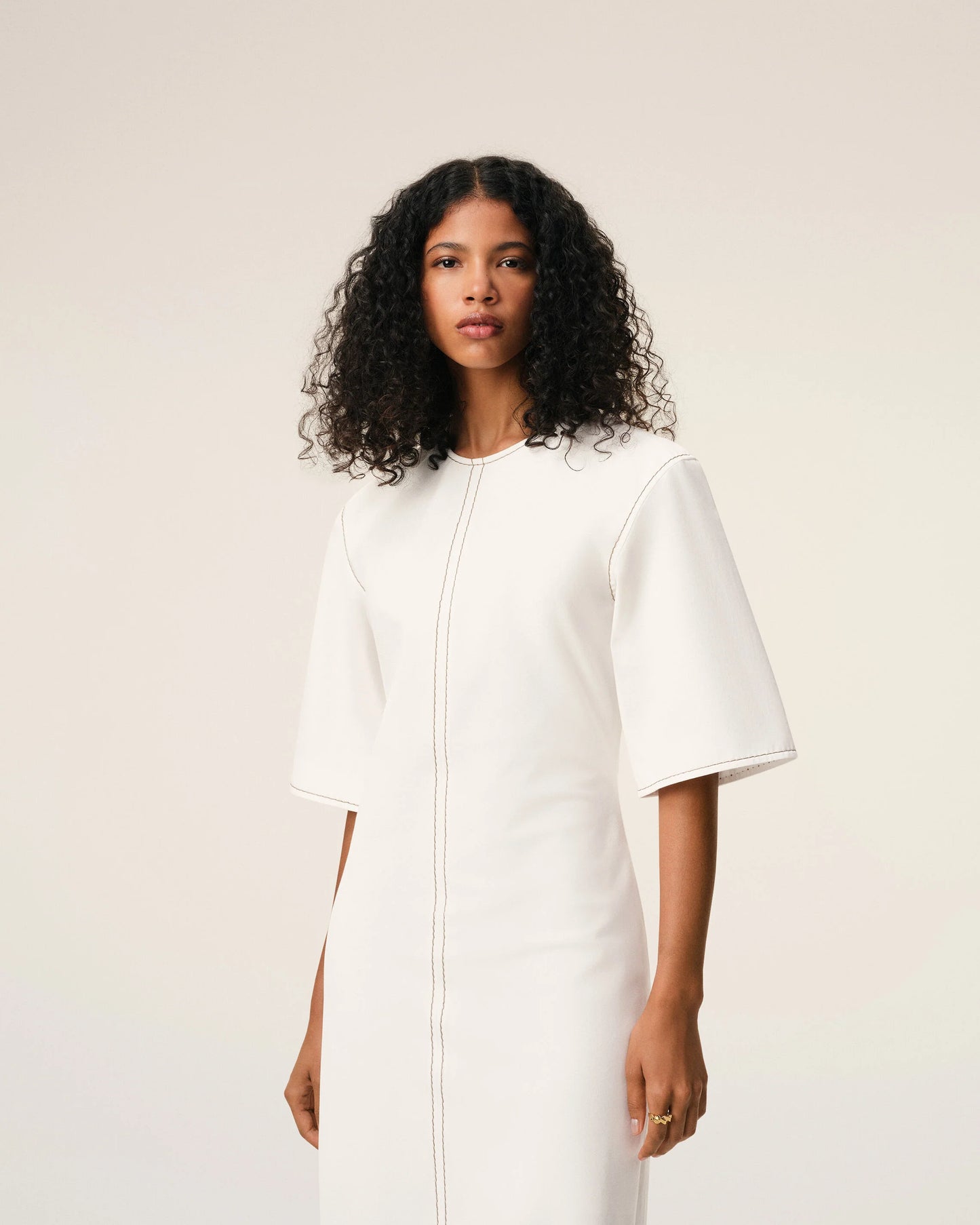 Long dress in light cotton gabardine with short sleeves and bold contrasted topstitches