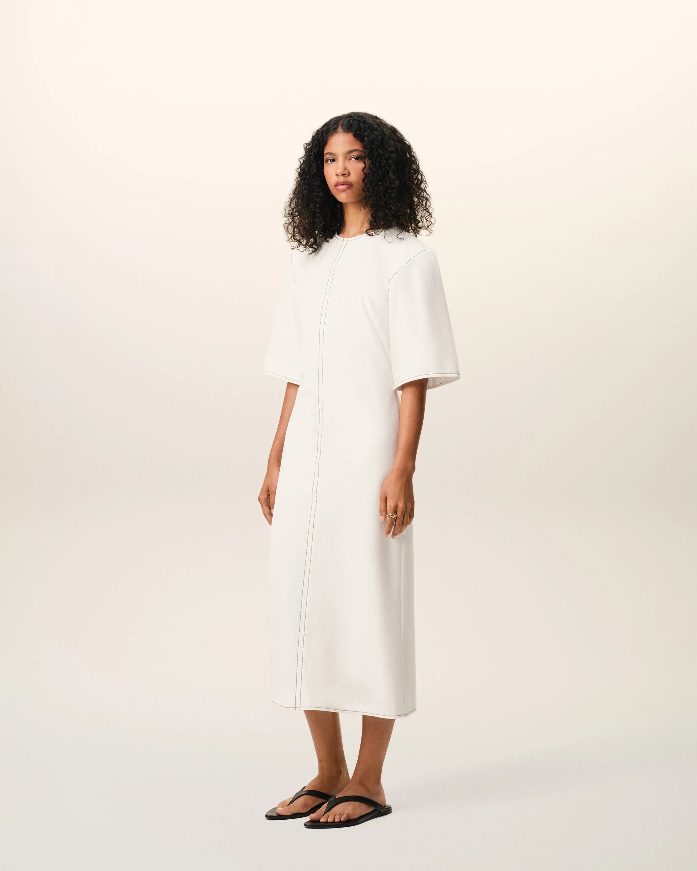 Long dress in light cotton gabardine with short sleeves and bold contrasted topstitches