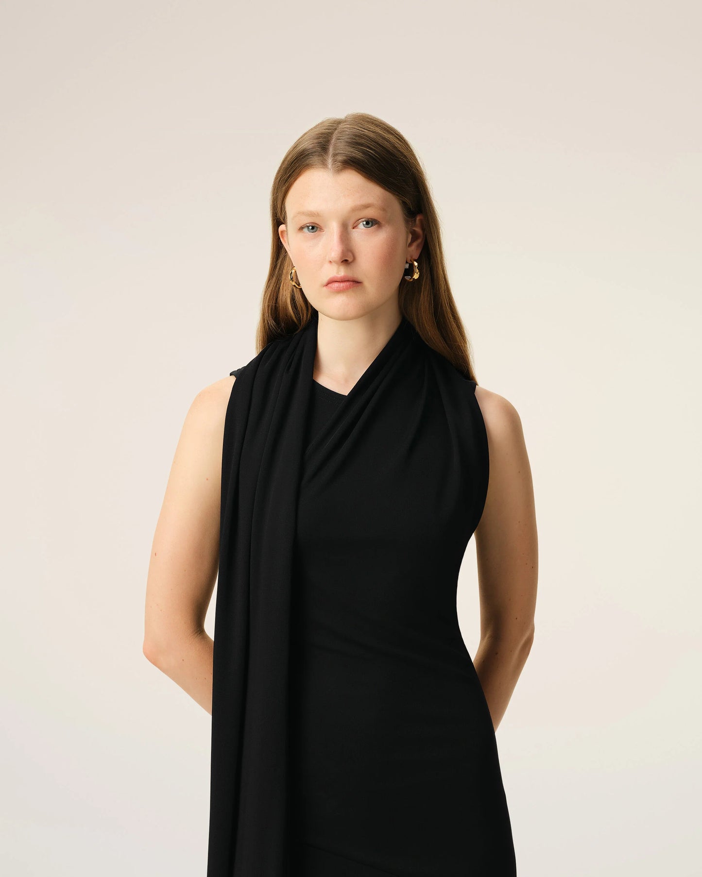 Long sleeveless lavaliere dress in crepe jersey