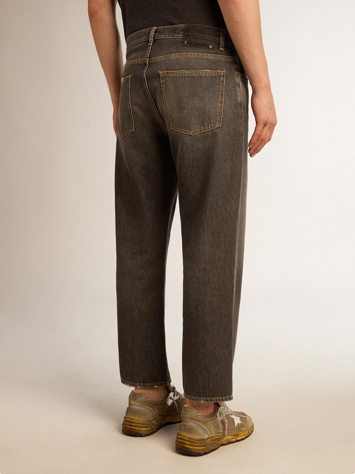 Men’s stonewashed-effect black jeans