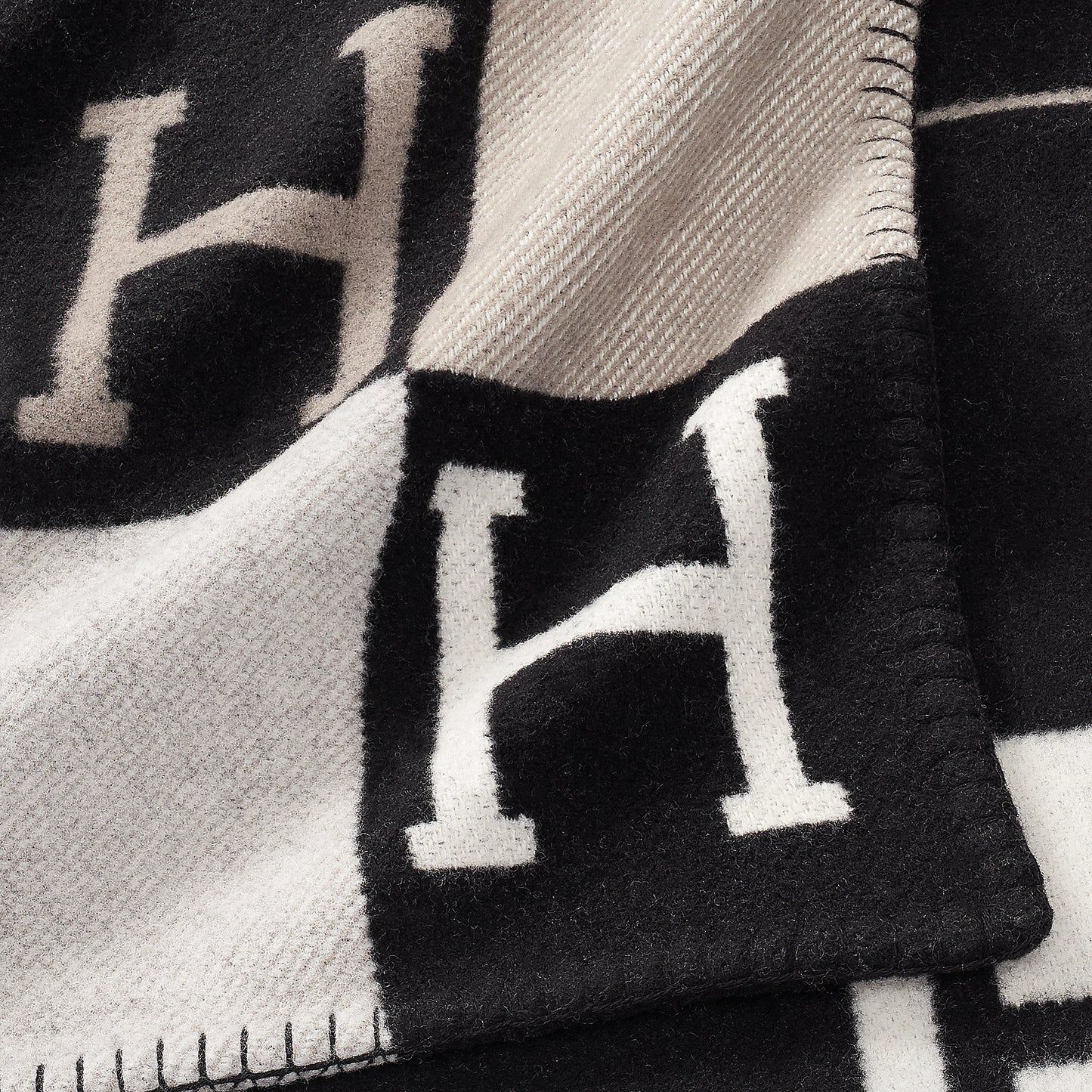 Avalon III throw blanket Black/White