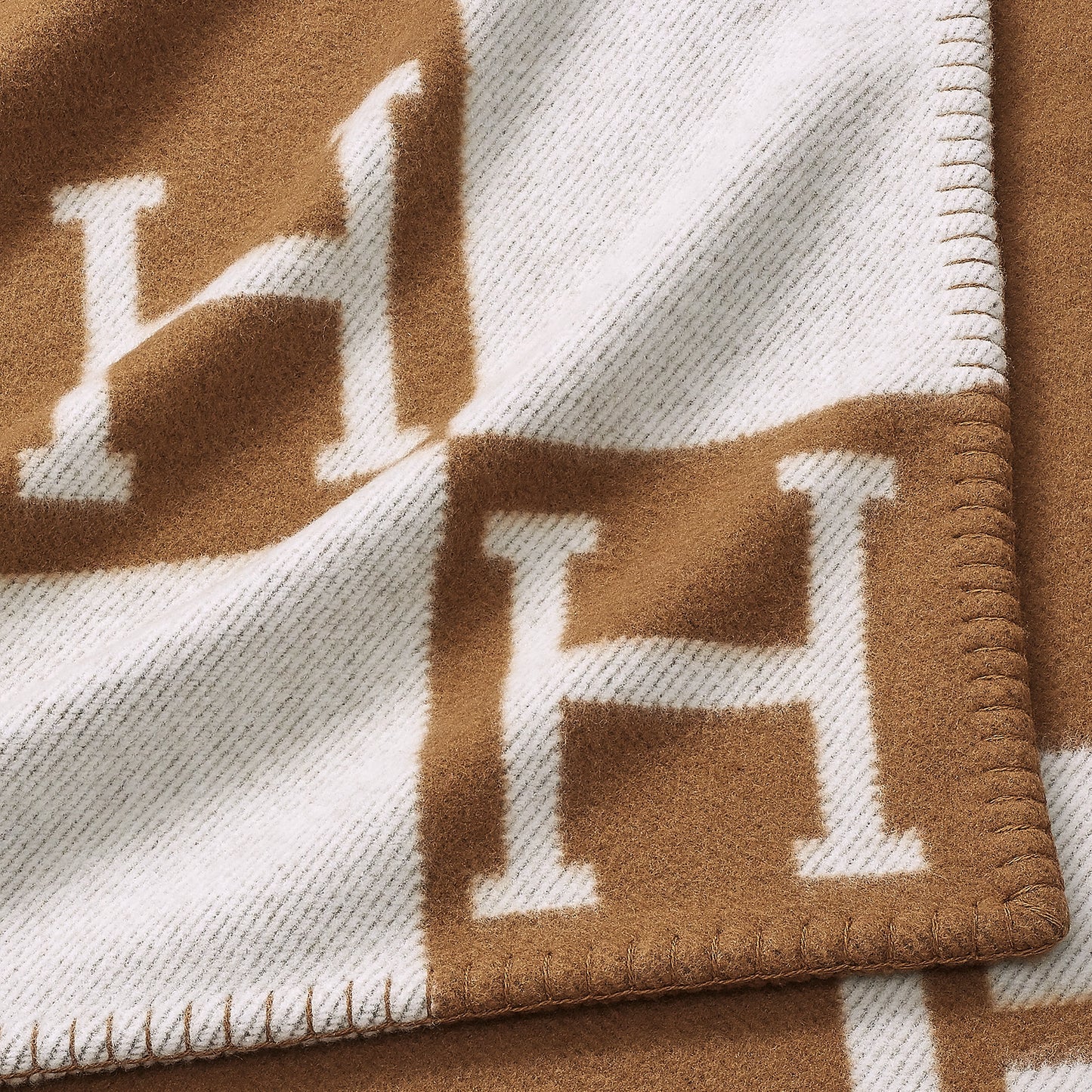 Avalon throw blanket Camel/White