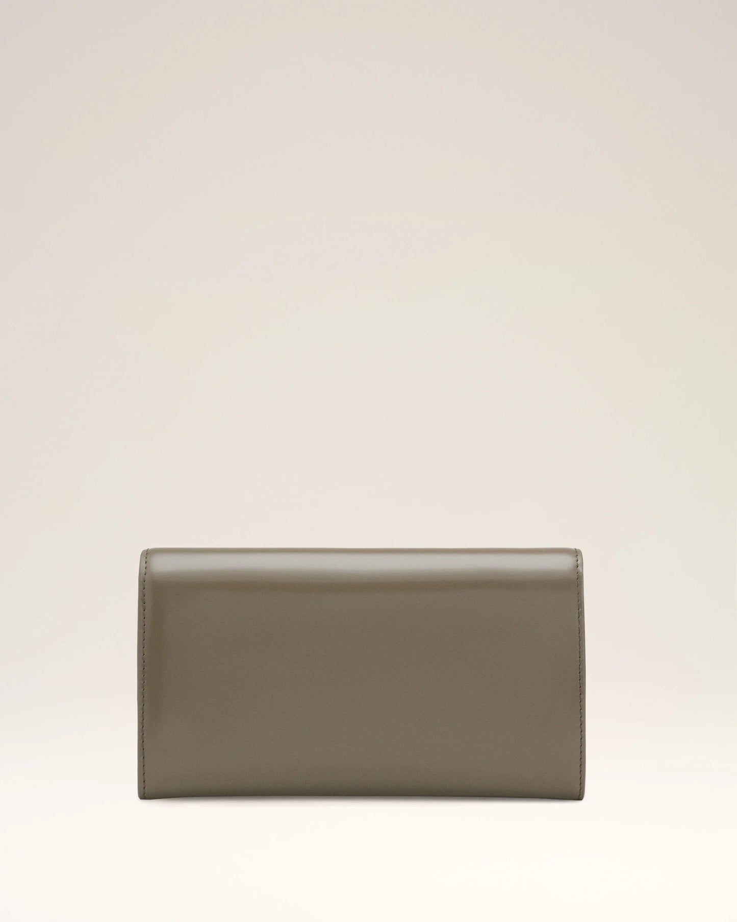 Green wallet with a small logo on a beige background