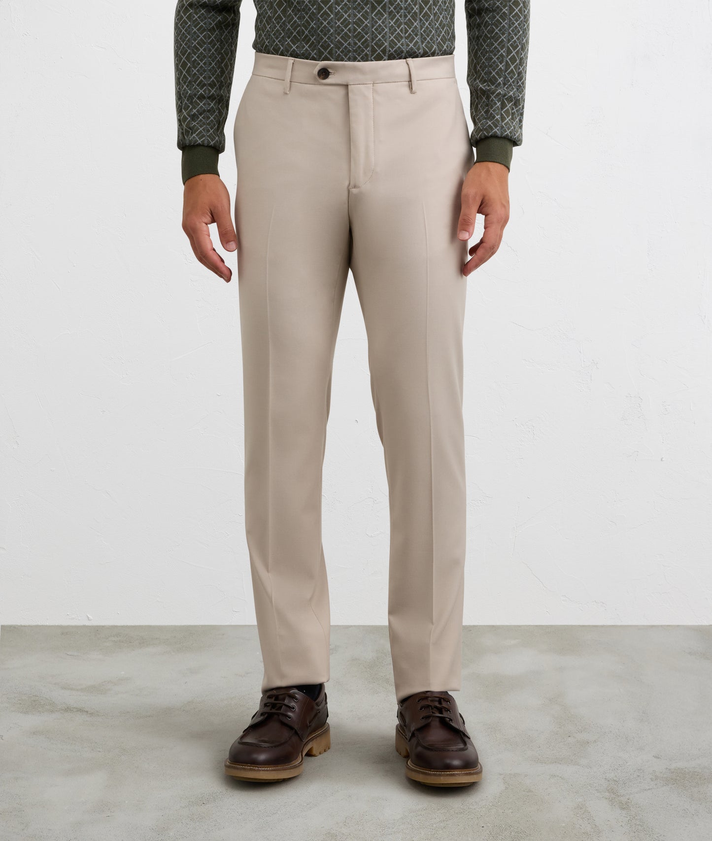 Natural flat front chinos in cotton and elastane